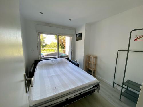 Bas de villa avec piscine, 7km de la plage
