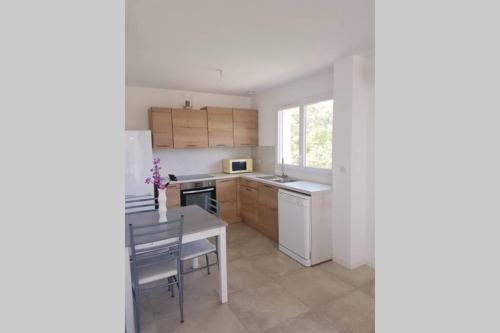 Bas de villa (neuve) vue mer proche plage 2 chbres