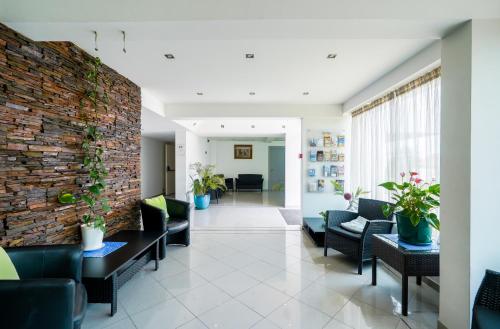 Bay View Apartment w/Pool 3-min Walk to the Beach
