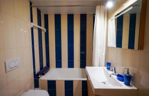 Bay View Apartment w/Pool 3-min Walk to the Beach