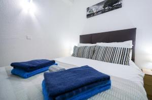 Bay View Apartment w/Pool 3-min Walk to the Beach