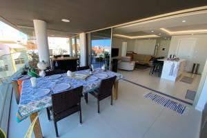 Bay View One, Stunning 3 bed condo with sea view & rooftop pool