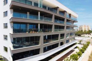 Bay View One, Stunning 3 bed condo with sea view & rooftop pool