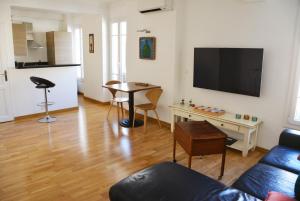 Be our Guests in Nice Port Bonaparte