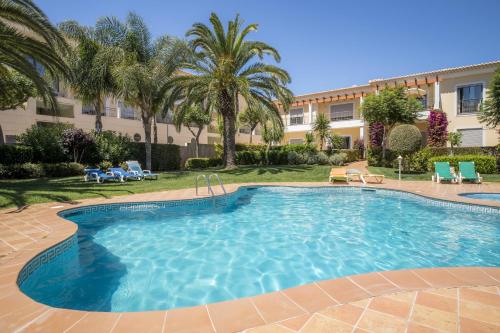 Beach Apartment with Pool in Porto de Mos, Lagos