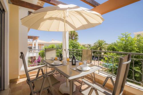 Beach Apartment with Pool in Porto de Mos, Lagos