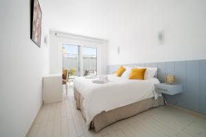 Beach Condo - Meia Praia - 3 Min Walk to Beach