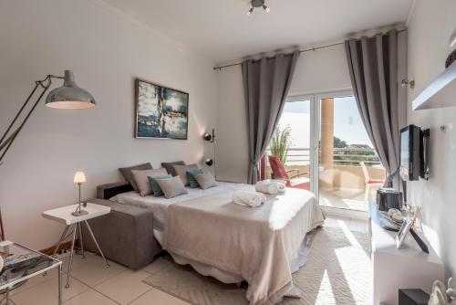 Beach flat, private garage, 2 swimming pools children adults, tennis court in secured complex