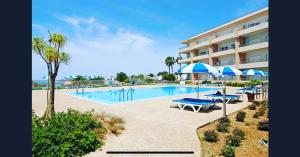Beach flat, private garage, 2 swimming pools children adults, tennis court in secured complex
