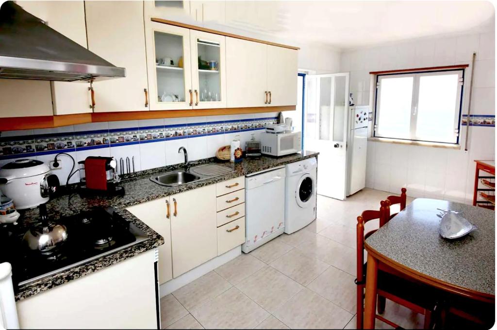 Beach House Above the Ocean AA3 Rua do Baixo, 51 1º, 2655-237 Ericeira