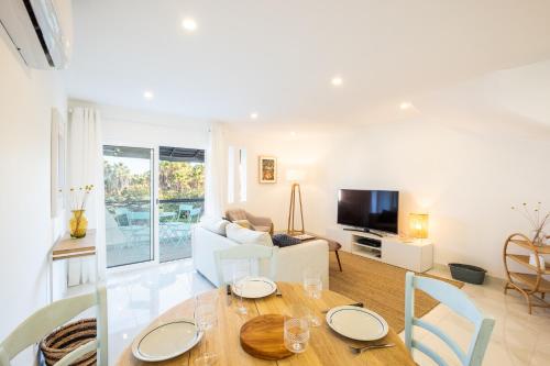 Beach Praia - Sleep 5 - Pool - Free wi-fi - Air Con