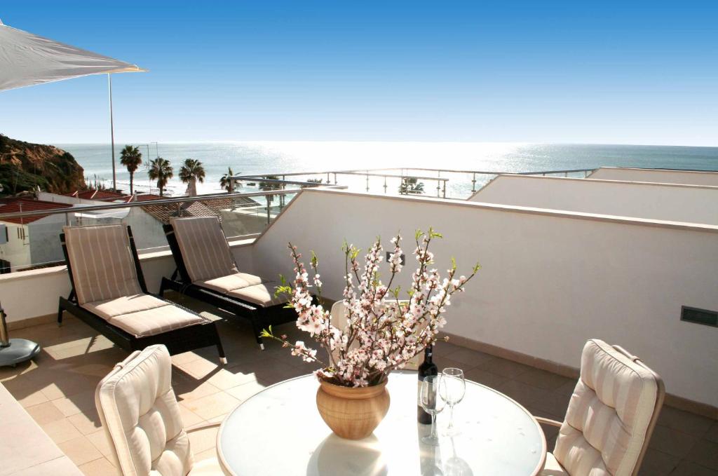 Beach-side Apartment - Beautiful Sea Views + Pool Rua 25 de Abril nº 15 (QD) Edificio Varandas do Mar Fase 2, 8200-642 Albufeira