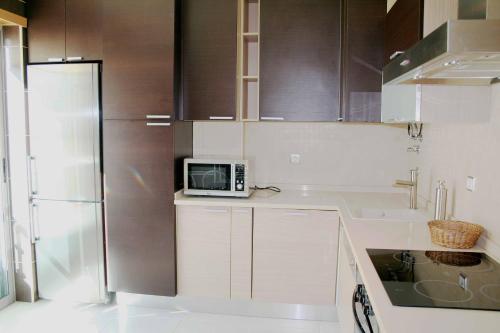Beach-side Apartment - Beautiful Sea Views + Pool