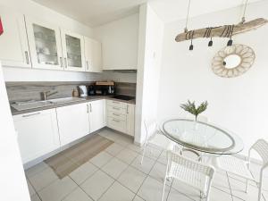 Beachfront Oura - 100m Beach, Seaview, Garage, 300m Strip