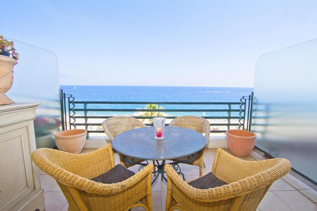 BEACHSIDE SUITE PANORAMIC - PROMENADE HOLIDAY Promenade des Anglais 169, 06200 Nice