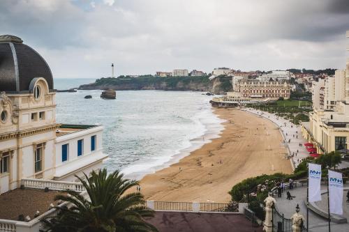 BEACHVIEW KEYWEEK Beachfront Renovated Apartment with Parking in Biarritz