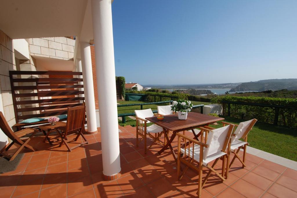 Beacon - Seaview apartment in complex with 3 pools, 1km to the beach Estrada do Facho, Gilma Facho Resort, RC G, 2460-090 São Martinho do Porto