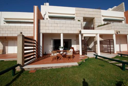 Beacon - Seaview apartment in complex with 3 pools, 1km to the beach