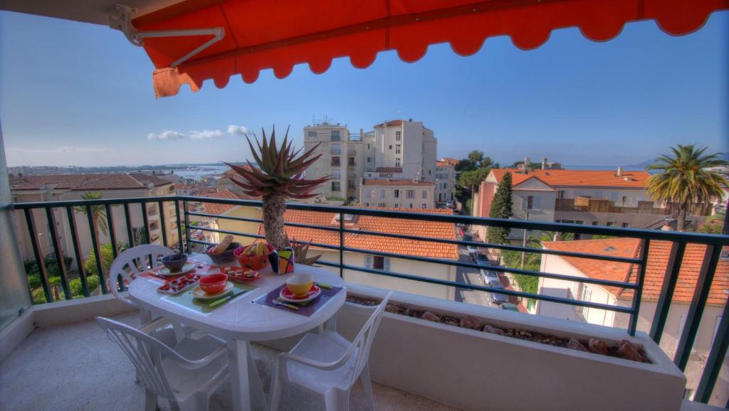 Appartement Beau 2 pièces 3 étoiles Vue Mer et Montagnes Garage Privé 18 rue Henri Pascke 06400 Cannes