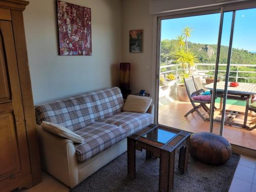 Beau 2 pièces calme avec vue mer imprenable et garage - Beautiful 2 room apartment with stunning sea view and garage