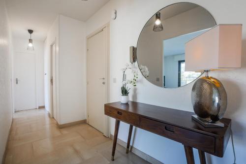 beau 2 pieces decoration epuree vue marina