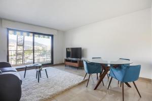 beau 2 pieces decoration epuree vue marina