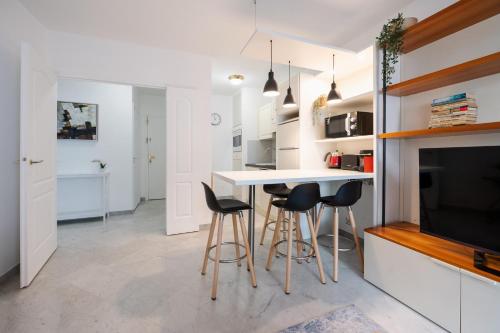 Beau 2P avec vue mer, balcon, piscine, sauna et parking privé au centre ville de Menton