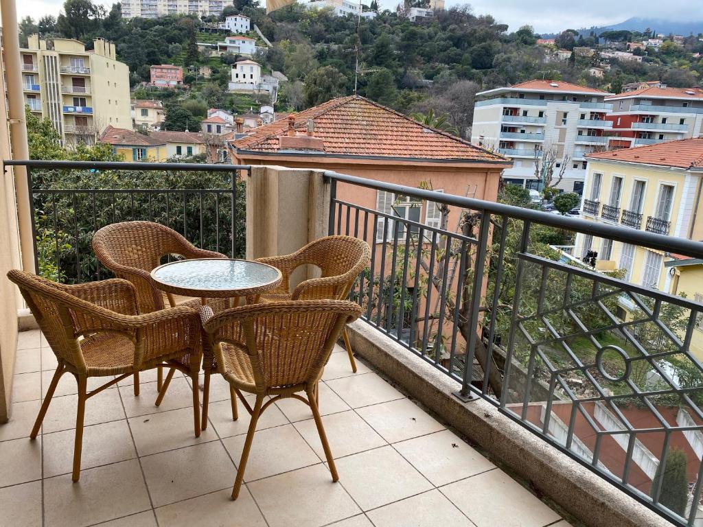 Beau 3 p. parfaitement situé et place de parking à disposition 2ème étage 5 Rue des Sœurs Munet, 06500 Menton