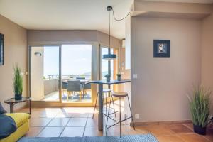 beau deux pieces contemporain avec vue imprenable
