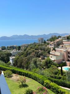 Beau studio avec terrasse, vue mer, piscine, parking fermé gratuit