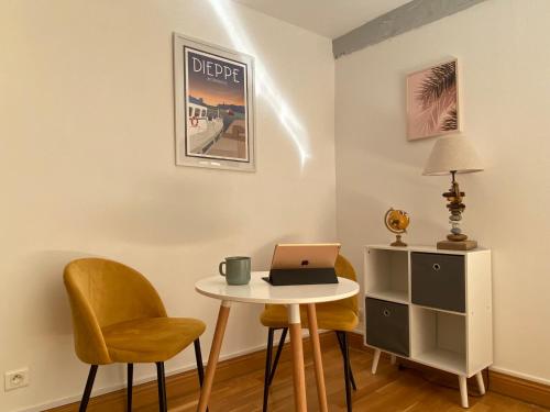 Beau studio cosy calme en face du port sur le quai