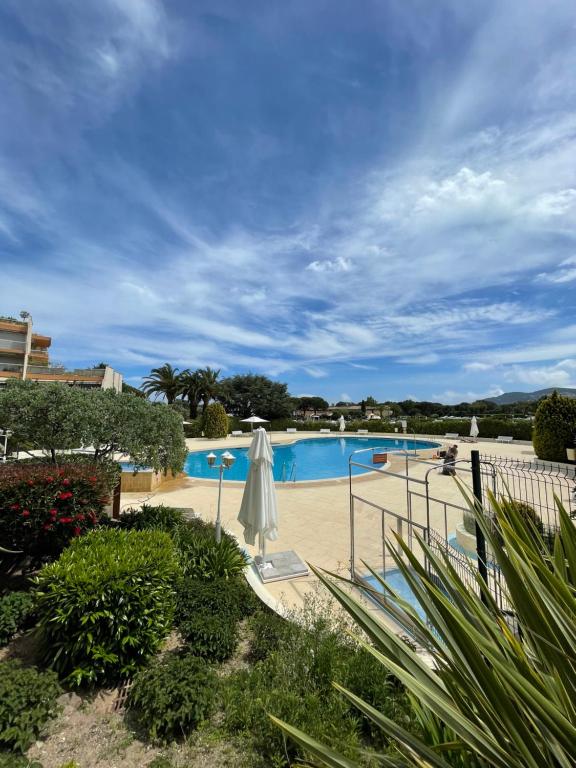 Beau studio dans résidence avec piscine et vue sur la ville - 5min des plages 1060 Avenue de la Marine Royale, 06210 Mandelieu-la-Napoule