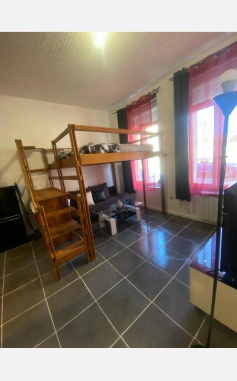 Appartement Beau studio lumineux à 2mn à pied du tramway. 57 bis Rue Jean Jaurès denain 59172 Lourches