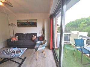 Beau studio proche centre ville, une terrasse vue mer latérale, piscine, Parking