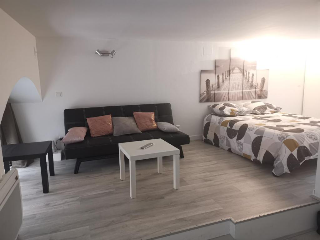 Appartement Beau STUDIO rénové lumineux , calme , wifi 2 14 Impasse B du Pouget 46000 Cahors