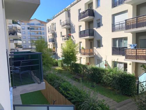 Beau studio tout confort au calme avec parking .