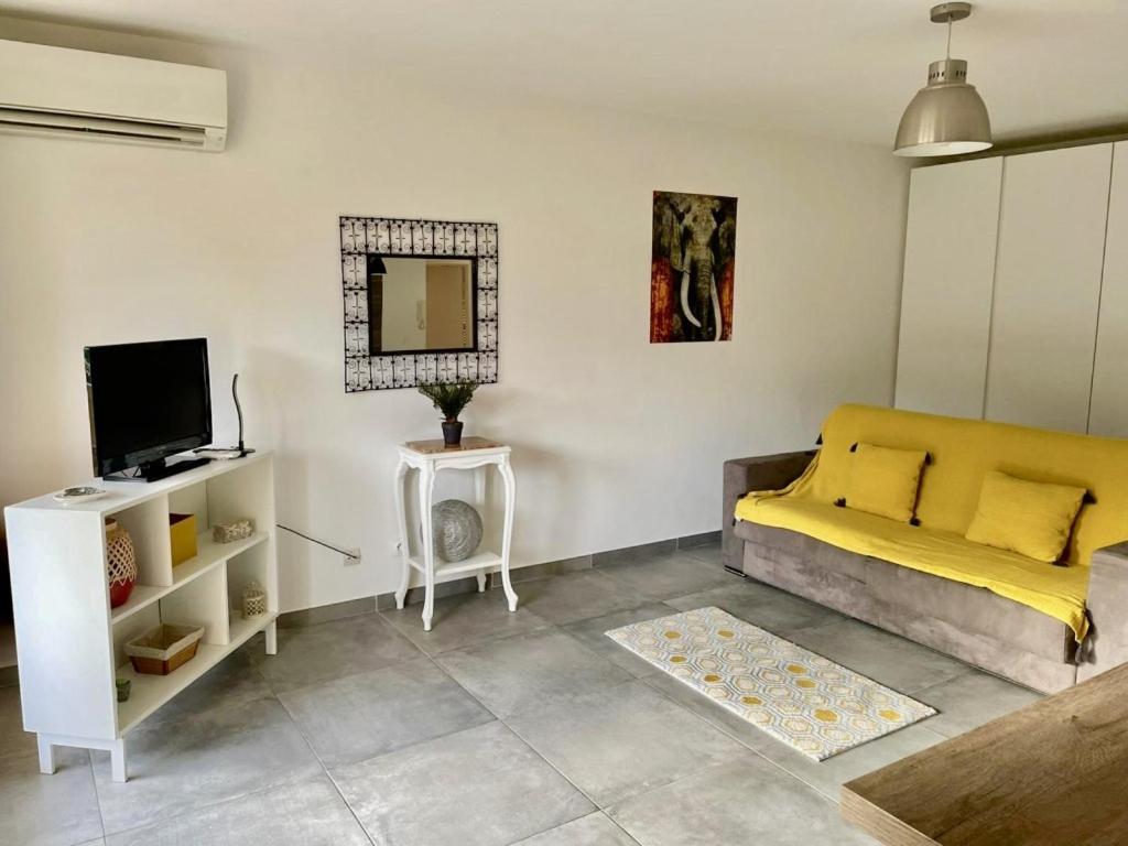 Appartement Beau T2 au calme vue Montagnes à 4 km de la mer 15 avenue de Réquier 06500 Menton