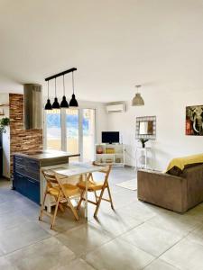 Appartement Beau T2 au calme vue Montagnes à 4 km de la mer 15 avenue de Réquier 06500 Menton Provence-Alpes-Côte d\'Azur