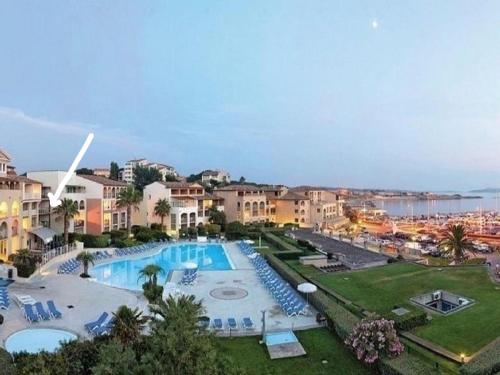 Beau T2 classé 3 étoiles vue mer dans résidence standing avec piscine