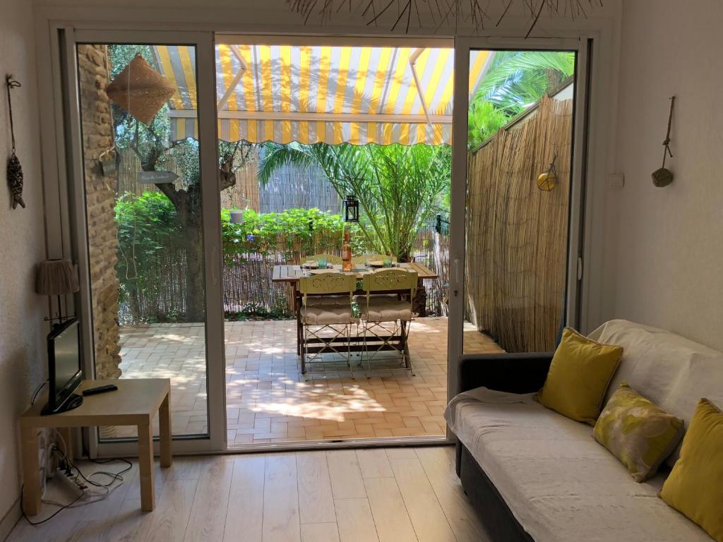 **** Beau T2 de 40 m2, jardin de 70m2, au calme, à 50 mètres de la plage LE VIKING 74 Rue du Pin de Galle, 83220 Le Pradet