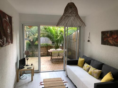 **** Beau T2 de 40 m2, jardin de 70m2, au calme, à 50 mètres de la plage