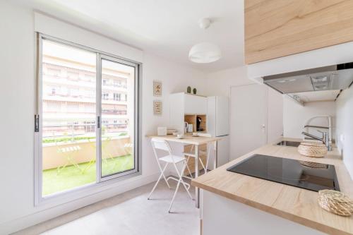 Beautiful 1-bedroom w balcony and garden near Lyons city center Welkeys