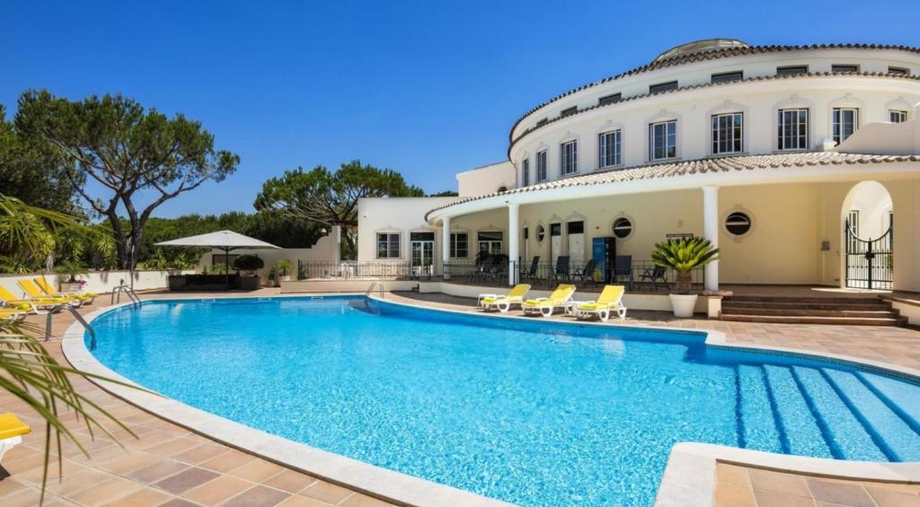Beautiful 2-Bed Apartment golf pool beach 140 Urbanistion Pinheiros Altos, 8135-162 Faro