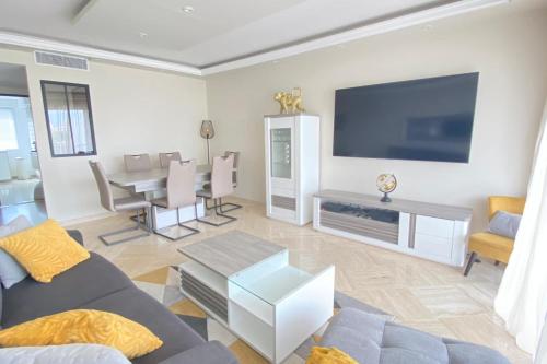 Beautiful 3 rooms high end near beach