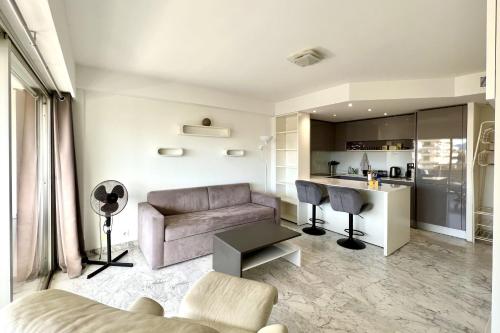 Beautiful 30m with large terrace in Cannes