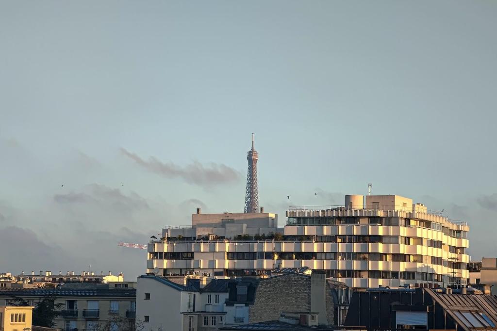 Beautiful And Bright Appt With Eiffel Tower View 269 Rue Lecourbe, 75015 Paris