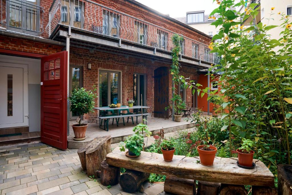 Beautiful and Cozy Remise for up to 6 Guests 19 Kreuzstraße, 13187 Berlin