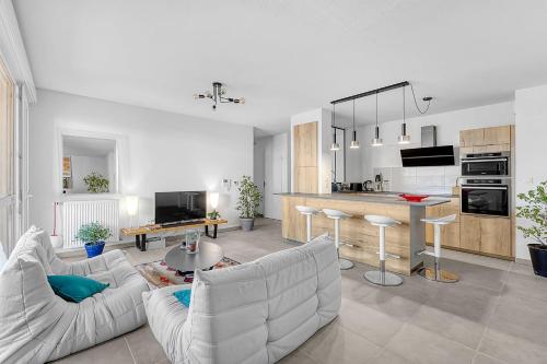 Beautiful And Spacious Apt At 19 Min From Downtown
