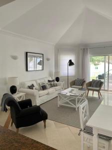 Beautiful apartment for rent in Quinta do Lago with excellent resort facilities close to lake and beach.