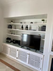 Beautiful apartment for rent in Quinta do Lago with excellent resort facilities close to lake and beach.